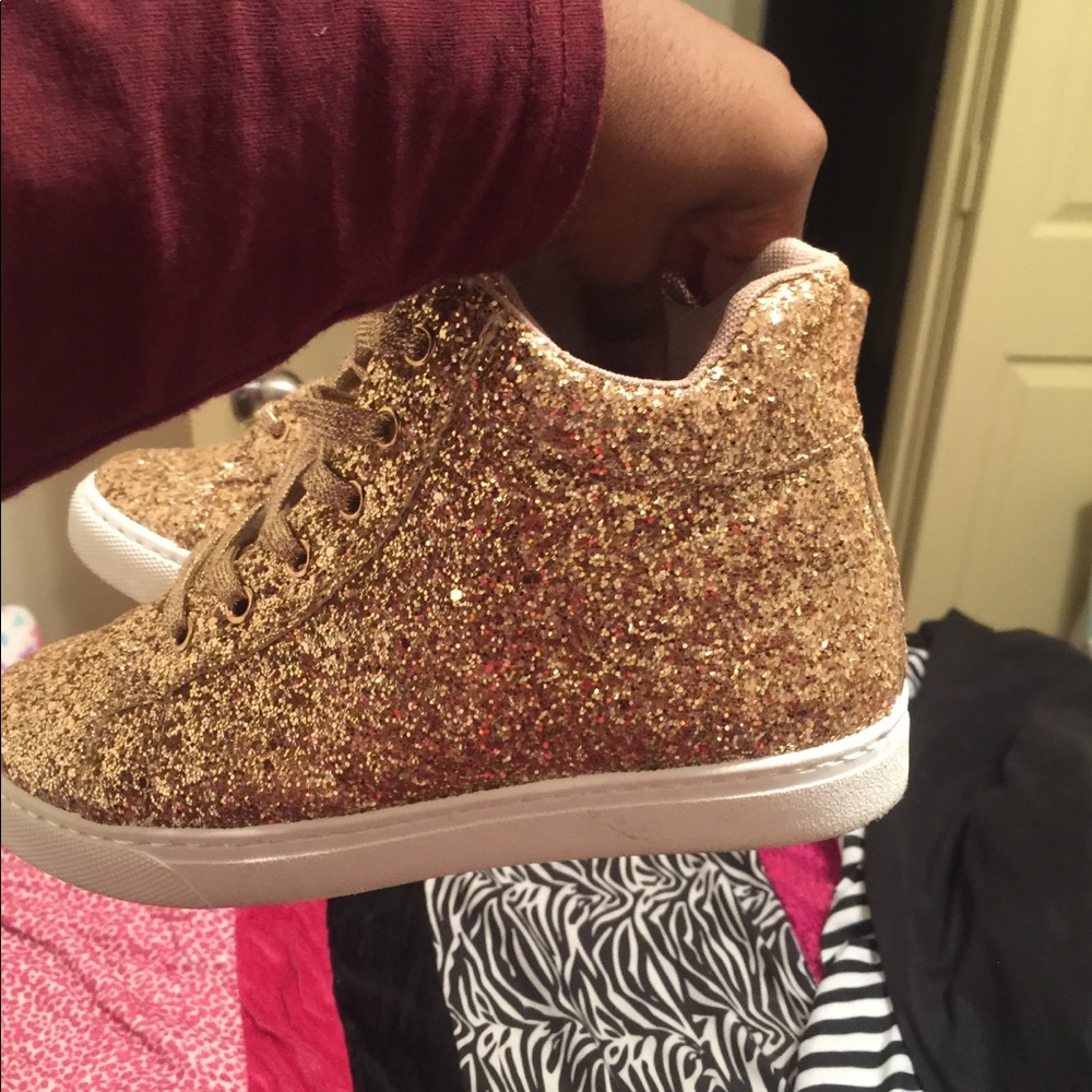 Shoes - Picture 2 of 6